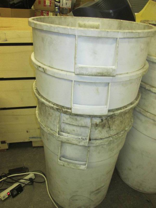 lot 40 image: 4 white 32 gallon trash cans ...