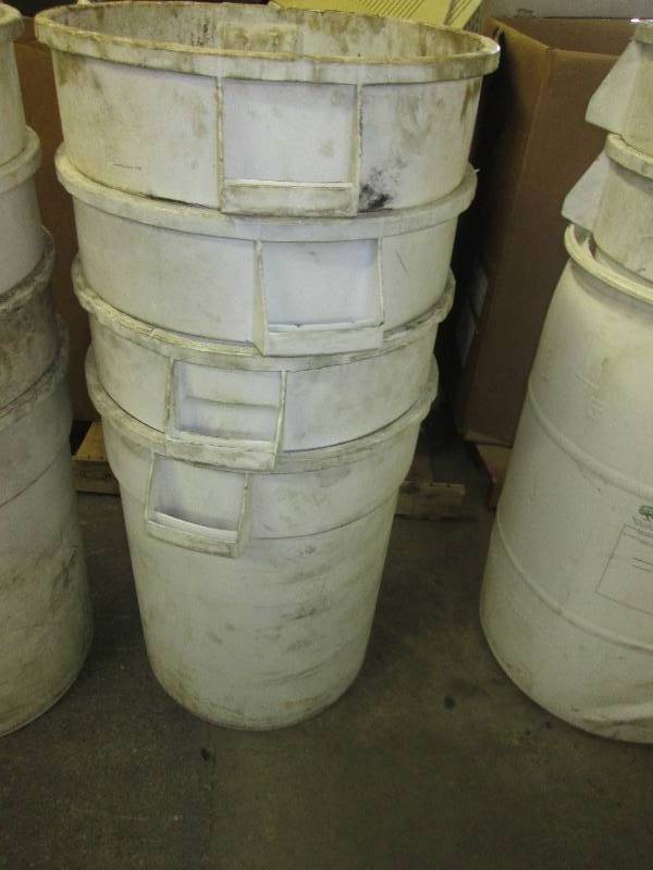 lot 41 image: 4 white 32 gallon trash cans ...