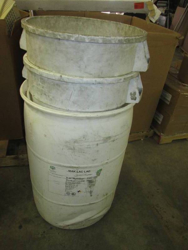 lot 42 image: 55 gallon drum no cover and 2 32 ga...