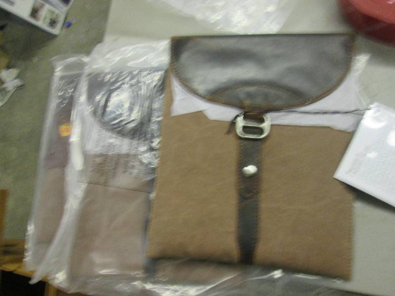 lot 61 image: 3 new i-pad pull up leather wash ca...