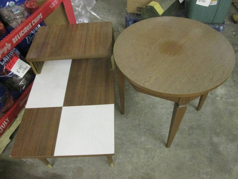 lot 152 image: 2 end tables ...