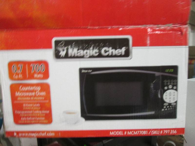 lot 189 image: black magic chef 0.7cuft 700 watt m...