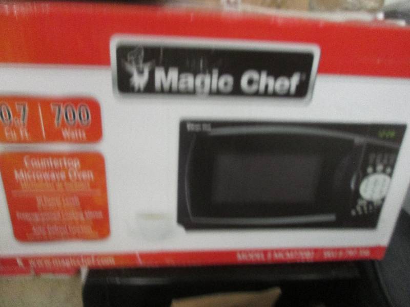 lot 203 image: magic chef 0.7 cuft 700 watt microw...