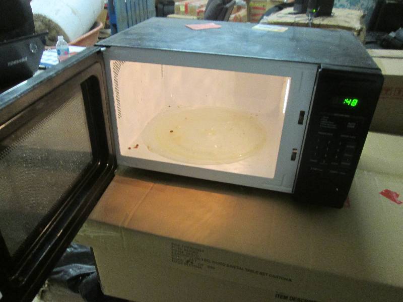lot 204 image: magic chef microwave tested and wor...