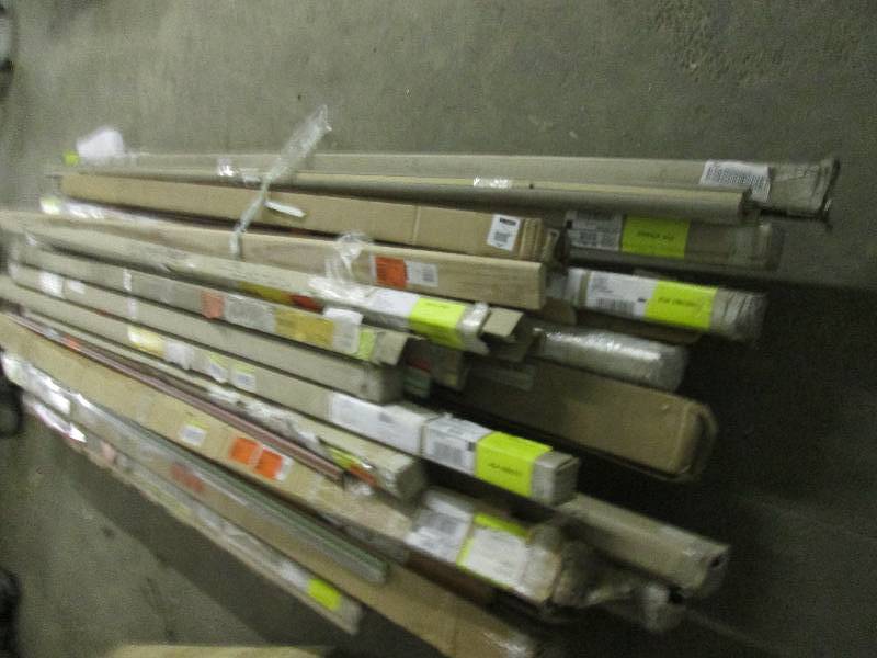 lot 223 image: lot of trim ...