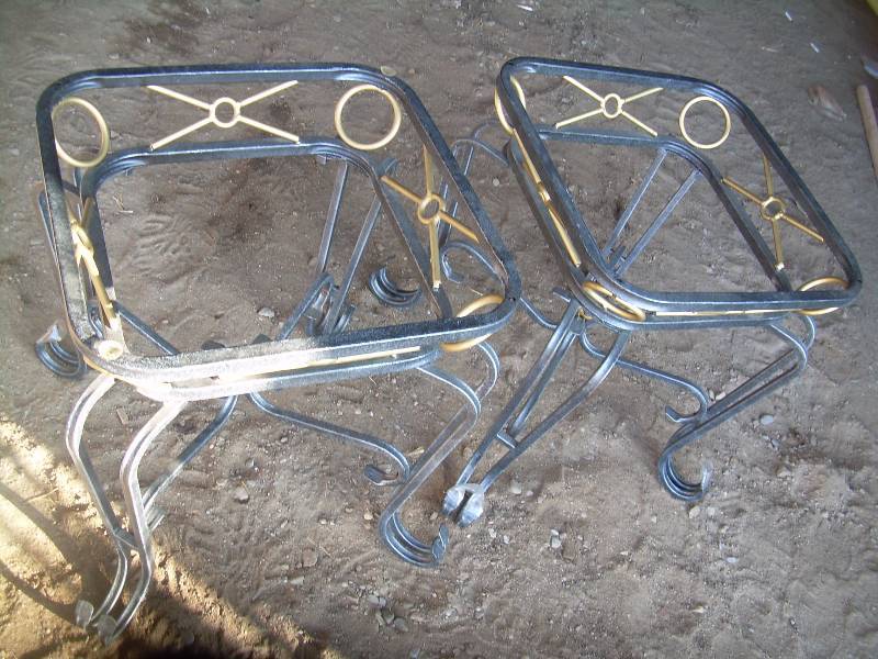 2 SQUARE IRON STANDS