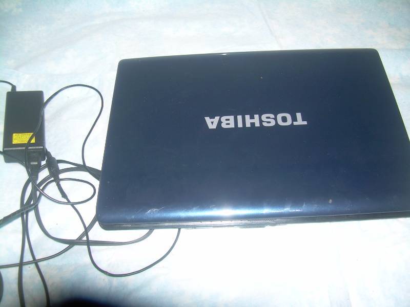 TOSHIBA LAP TOP AND CHARGER