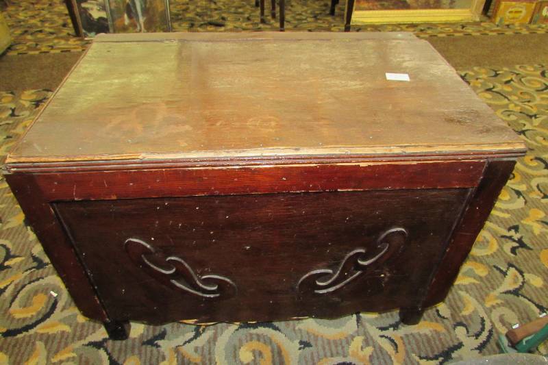 lot 265 image: VINTAGE CHEST