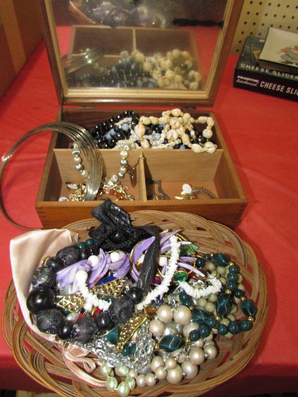 lot 225 image: VINTAGE TO NEWER JEWELRY