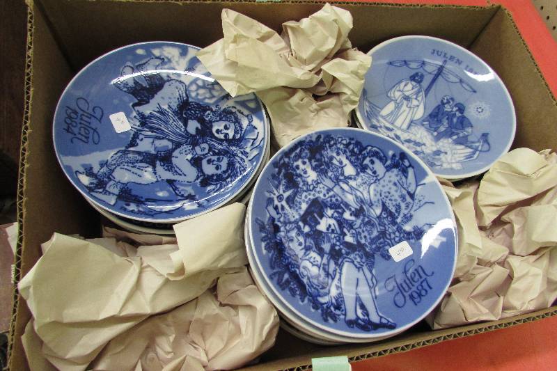 lot 224 image: DECORATIVE BLUE CHRISTMAS PLATES