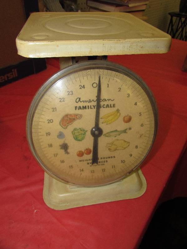lot 220 image: VINTAGE AMERICAN FAMILY KITCHEN SCALE