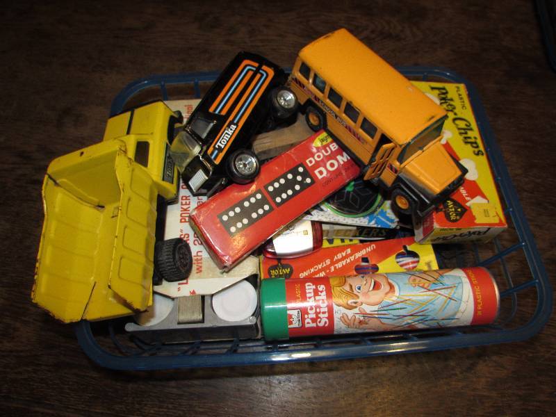 lot 288 image: VINTAGE TOY LOT