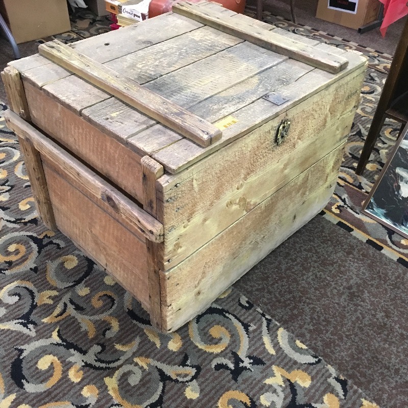 lot 290 image: VINTAGE WOODEN BOX