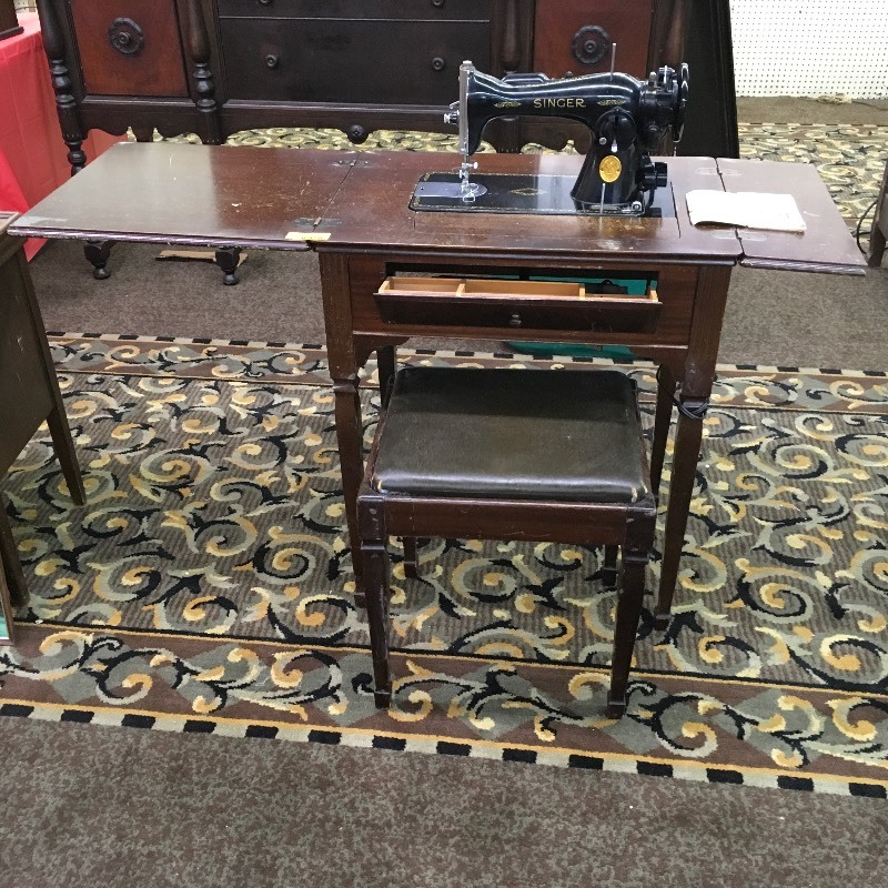 lot 291 image: SINGER SEWING MACHIINE AND CABINET