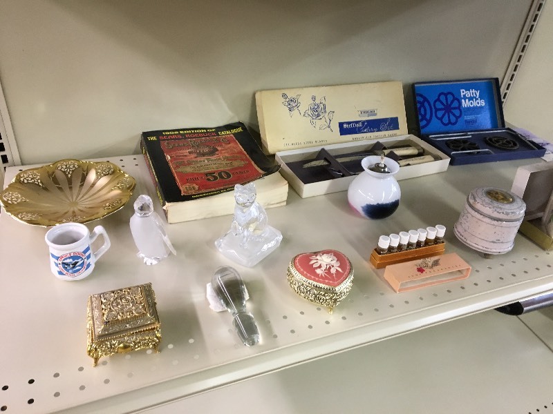 lot 305 image: MISC HOUSEHOLD ITEMS