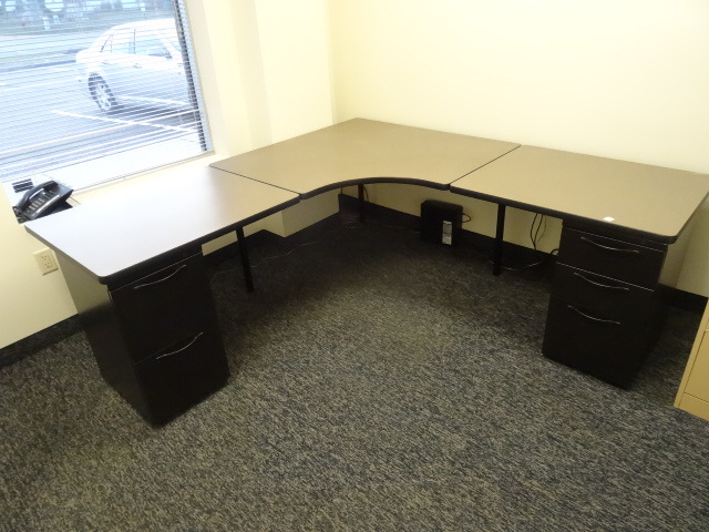 L shaped office work station. 3 pie...