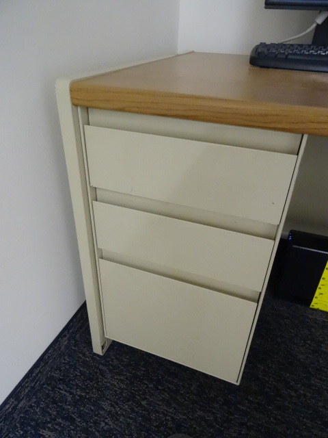 Metal office desk. 5 drawer. 1 cent...