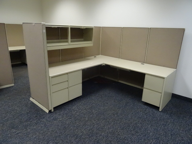 2 cubicle stations. Also extra part...