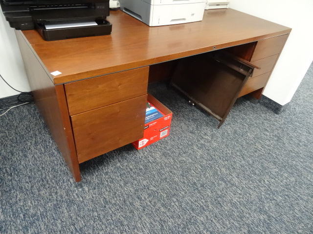 Wood office desk. 5 drawers. 1 cent...