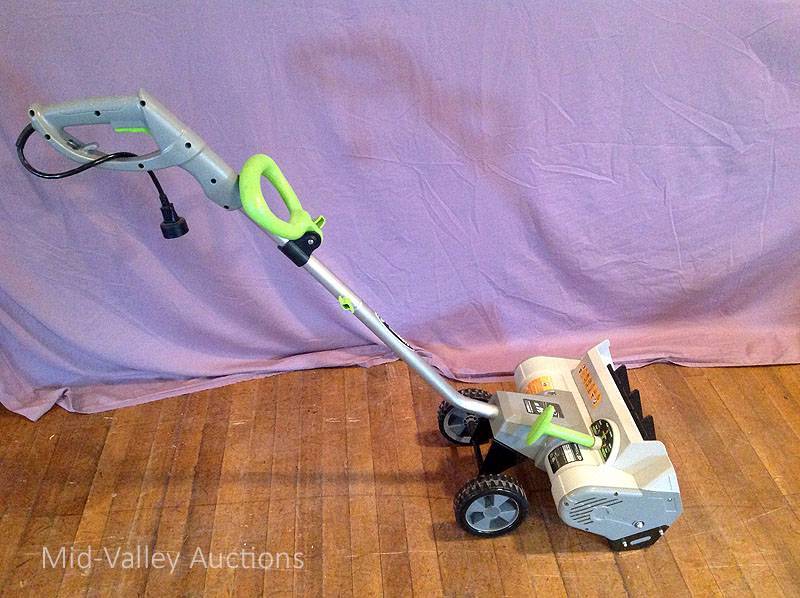 lot 10 image: Electric snow blower