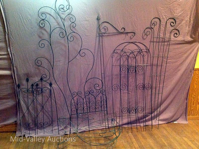 lot 65 image: Metal Yard Decor