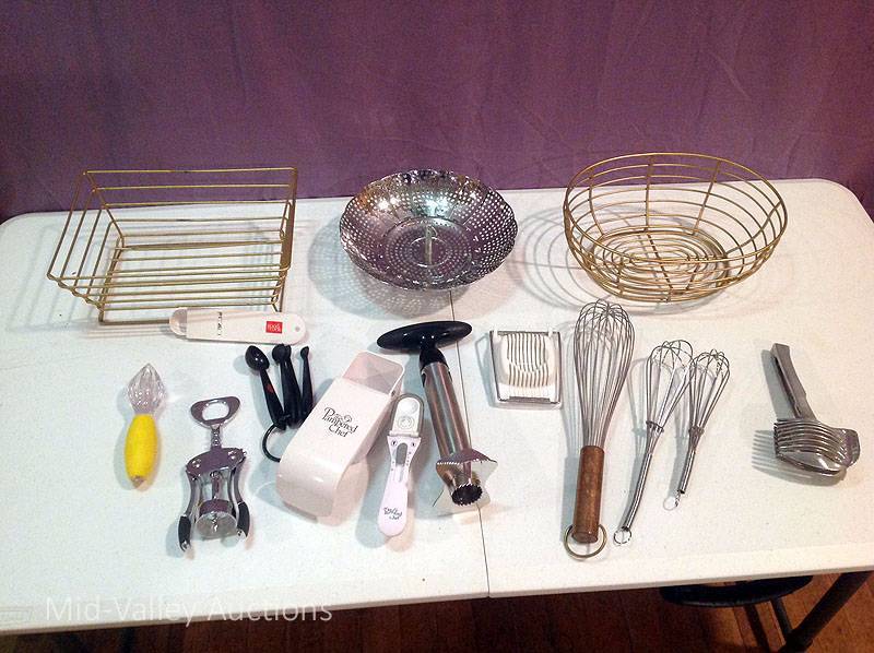 lot 73 image: Kitchen Items