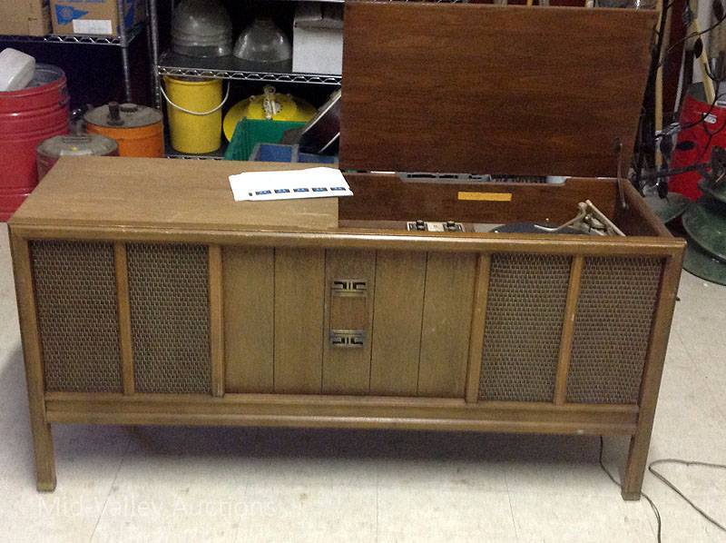lot 78 image: Vintage Motorola RadioRecord Player