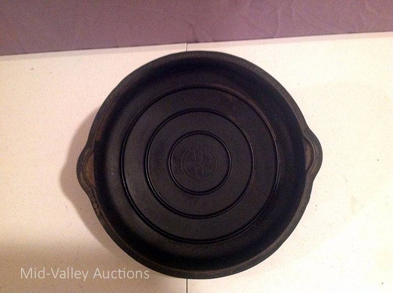 lot 101 image: Griswold Cast Iron Lid