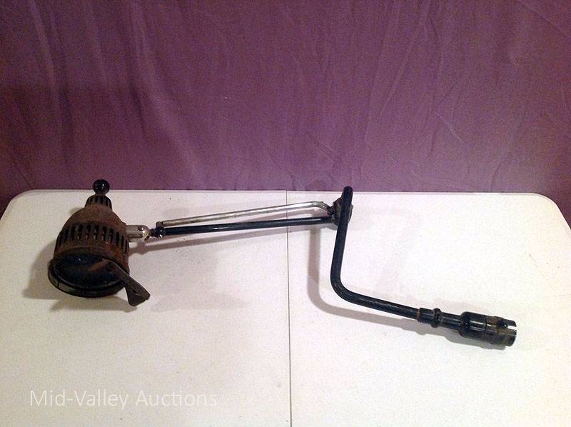 lot 115 image: Unique Adjustable Dental Light
