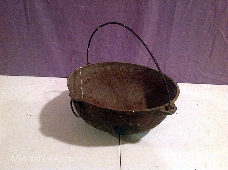 lot 121 image: Favorite Piqua Ware Kettle
