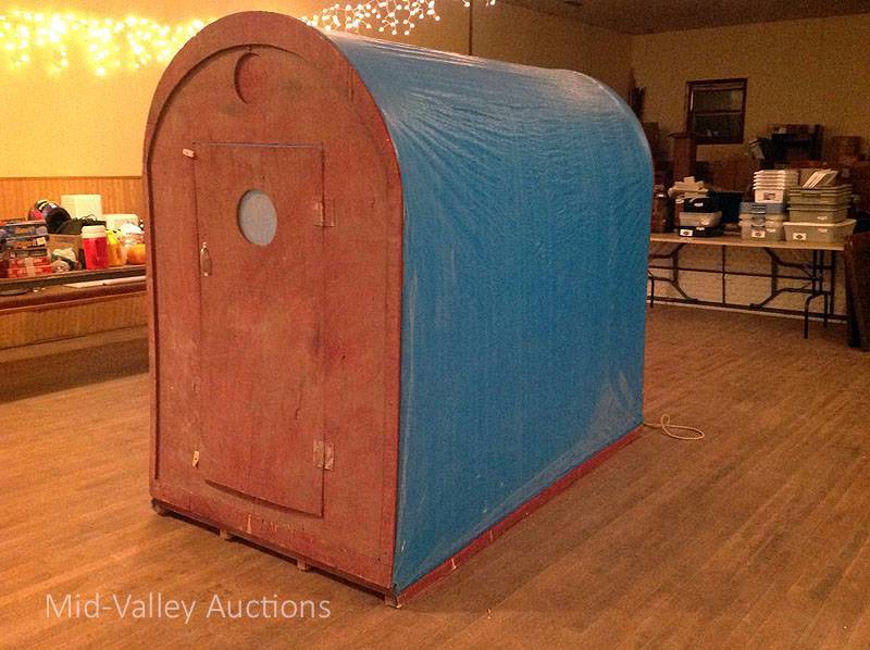 lot 124 image: Ice Fishing House 2
