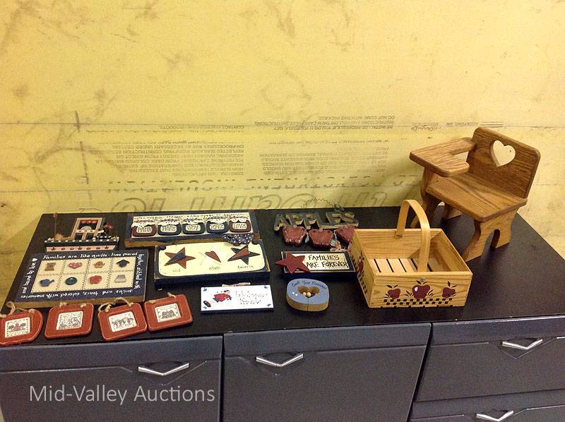 lot 146 image: Decorative Items