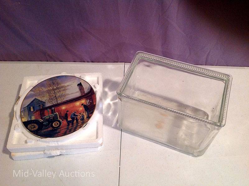 lot 152 image: John Deere Plate & Glass Fish tank