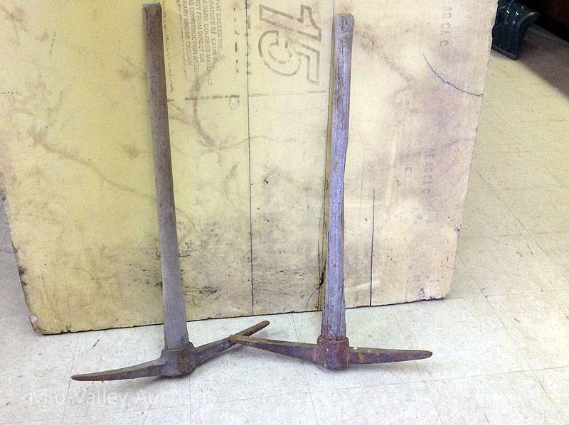 lot 160 image: Old Wood Handled Picks
