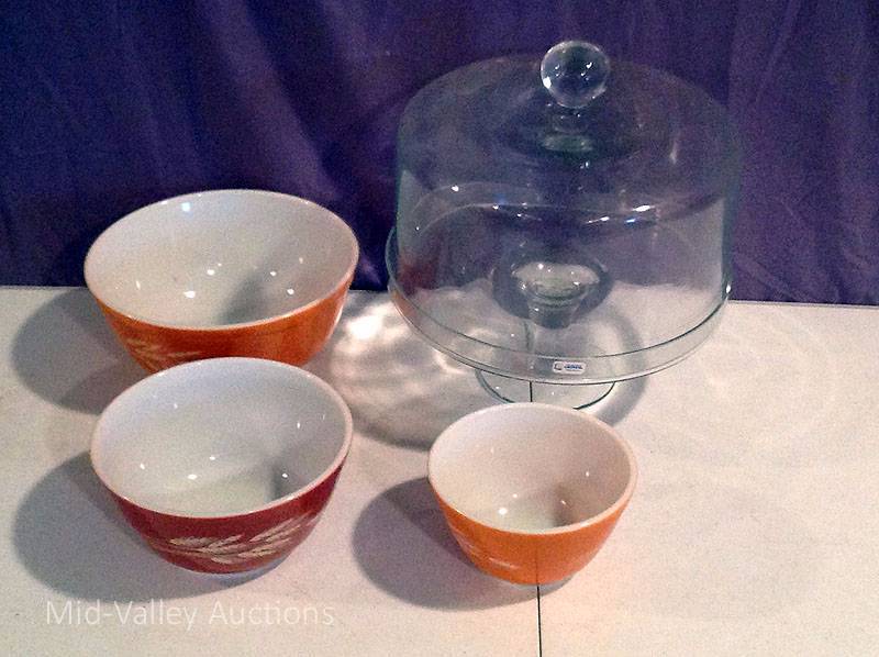 lot 163 image: Pyrex Bowls & Glass Cake Display