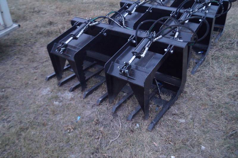 lot 104 image: Unused 5 ft universal mount double grapple