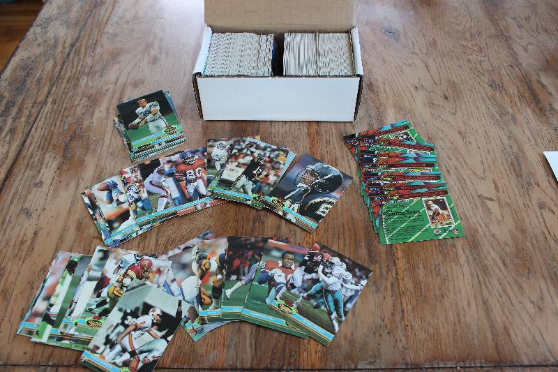 Box of 1991 Stadium Club Football C...