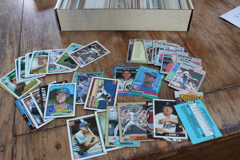 Bos of Misc Baseball Cards...