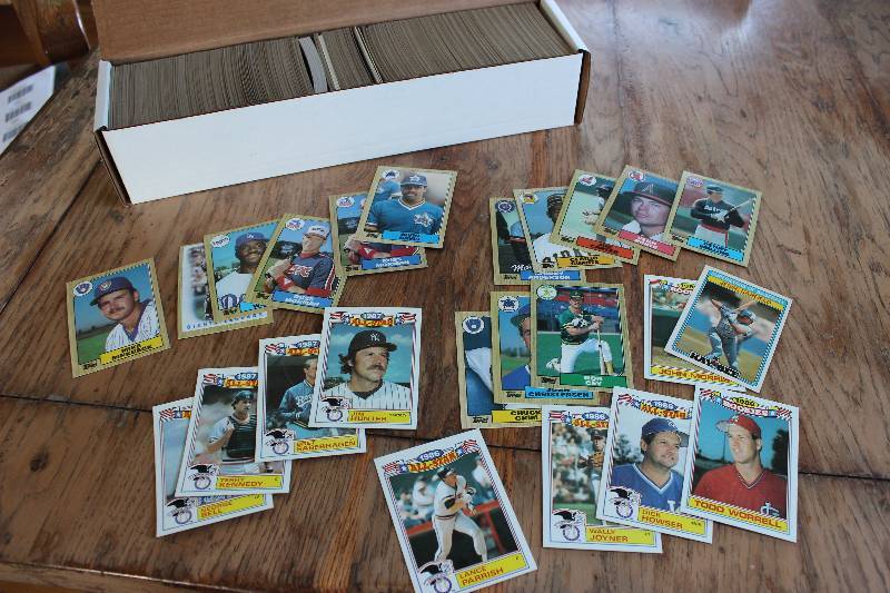 Box of 1987 Topps Baseball Cards...