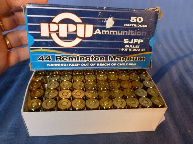 lot 14 image: Pistol Ammo