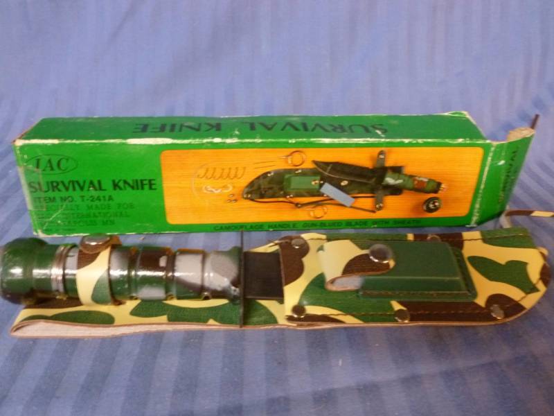lot 26 image: Survival Knife