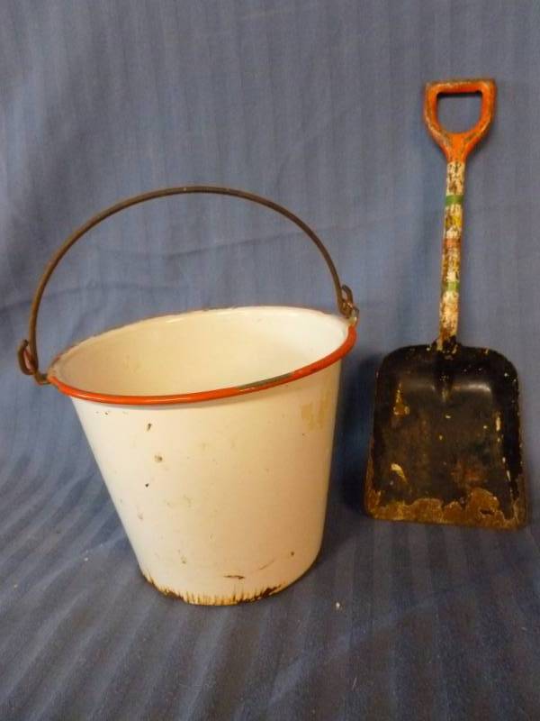 lot 61 image: Vintage Toys