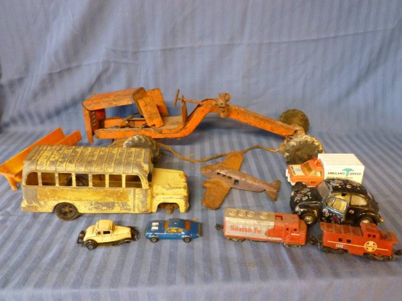 lot 94 image: Vintage Toys