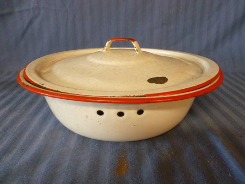 lot 123 image: Vintage Enamelware