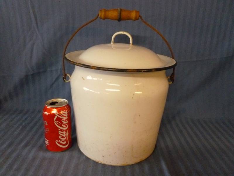 lot 124 image: Vintage Enamelware