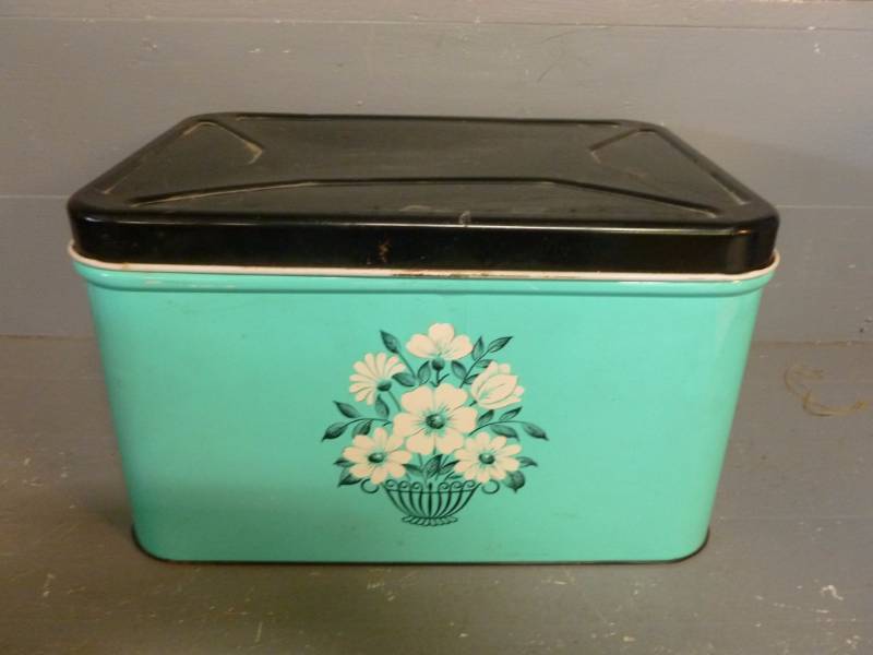 lot 128 image: Vintage Bread Box