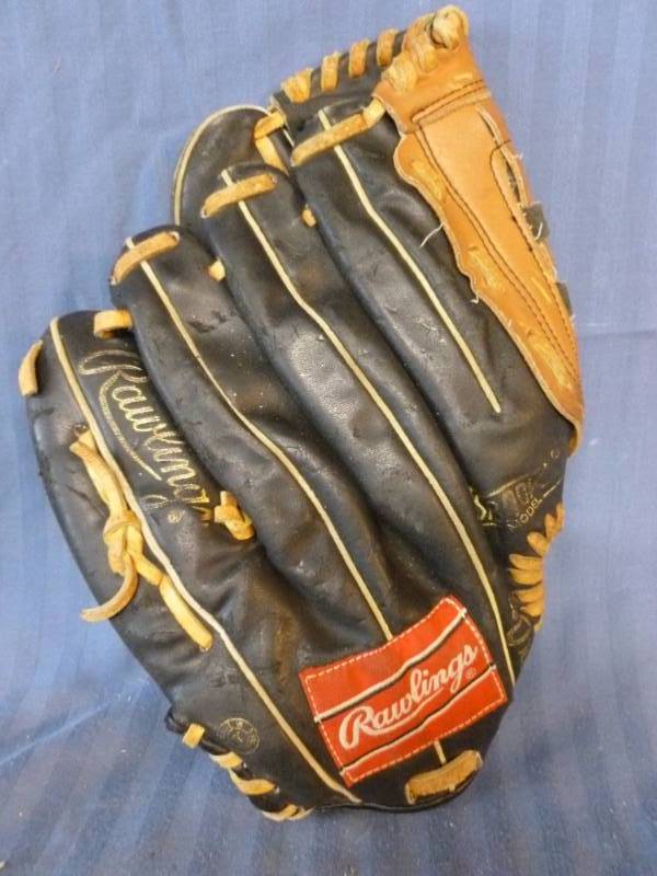 lot 219 image: Baseball Glove