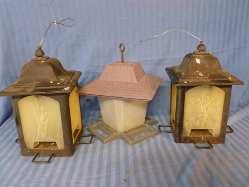 lot 235 image: Bird Feeders
