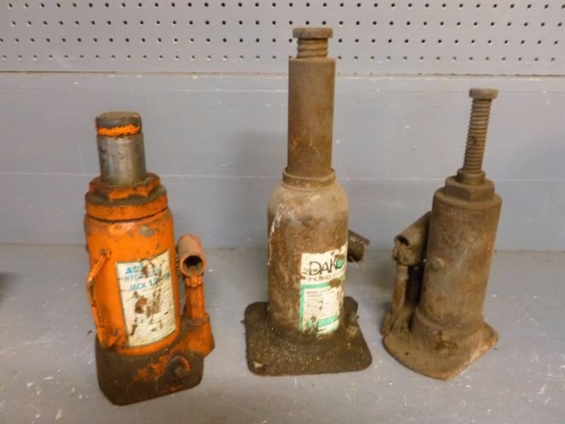 lot 237 image: Bottle Jacks