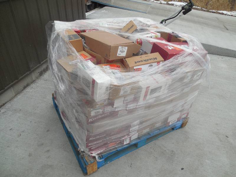 PALLET LOT OF DOOR KNOBS